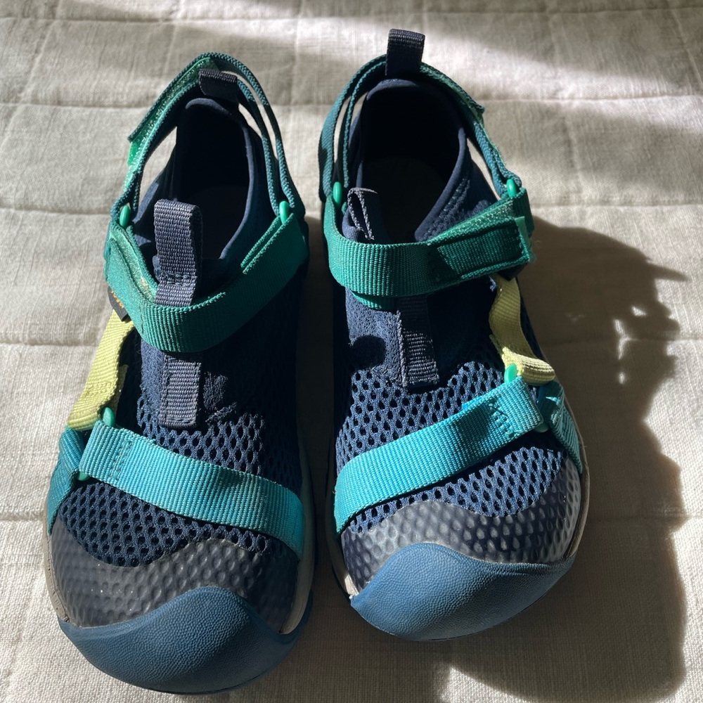 Great shape Teva kids shoes